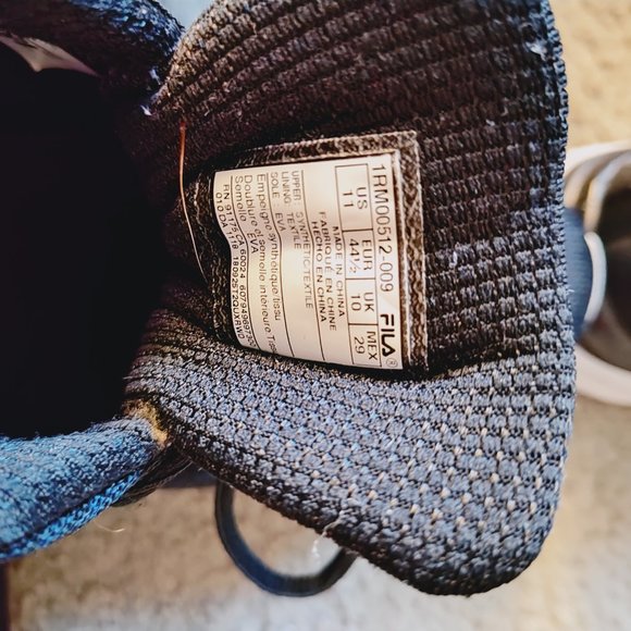 BLACK FILA SNEAKERS - SIZE 11 - MEMORY FOAM - Picture 5 of 6